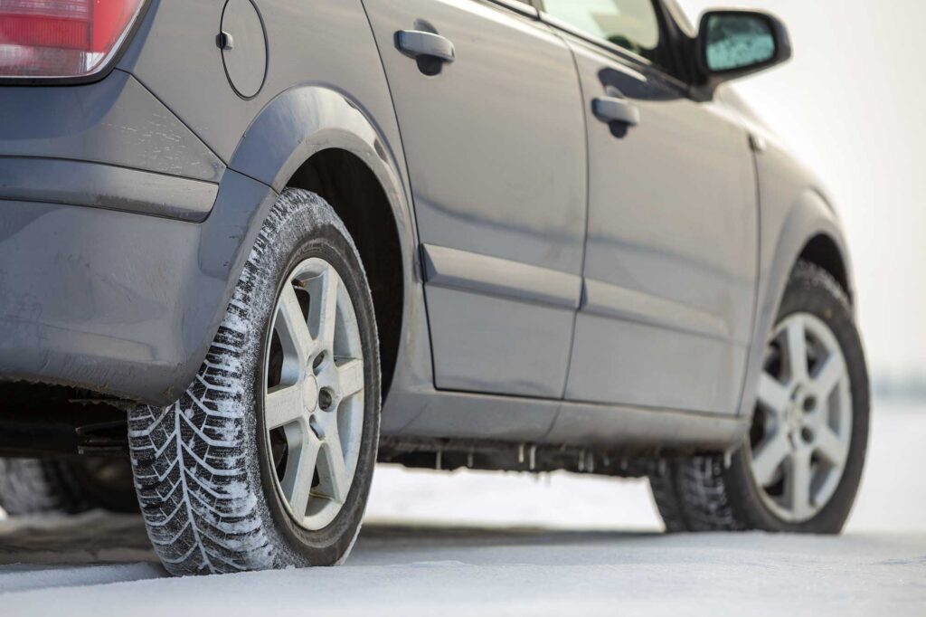 car-parked-on-snowy-road-on-winter-day-transporta-2022-01-19-19-44-33-utc-1.jpg